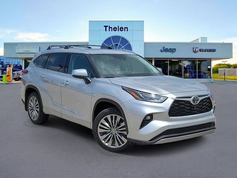 Used 2022 Toyota Highlander Platinum AWD/4WD image 1