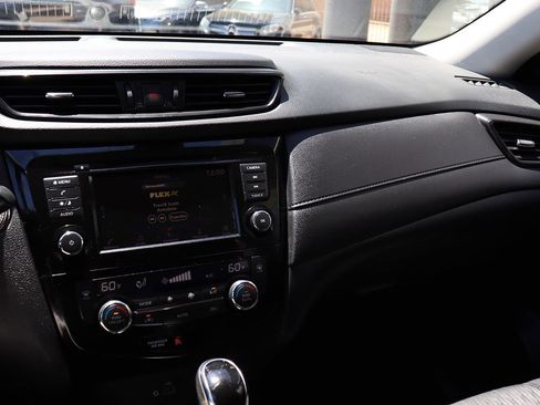 Used 2020 Nissan Rogue SV image 45