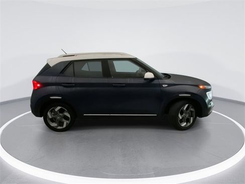 Used 2025 Hyundai Venue Limited image 5