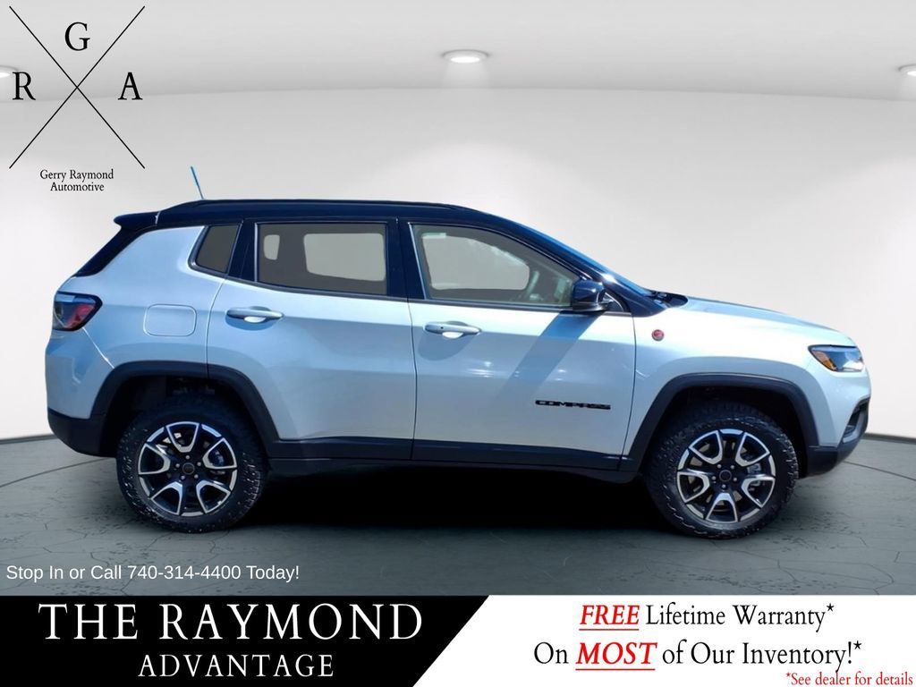Used 2026 Jeep Compass Trailhawk AWD/4WD image 2