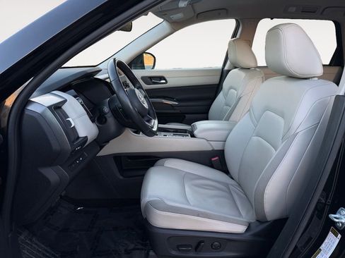 Used 2024 Nissan Pathfinder SL FWD image 14