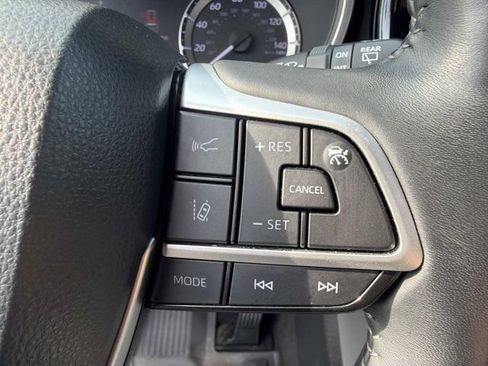 Used 2023 Toyota Highlander FWD image 25