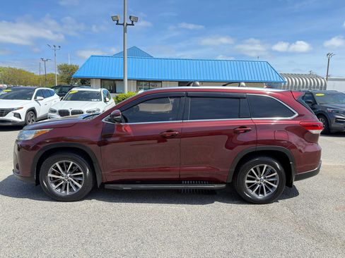 Used 2018 Toyota Highlander XLE image 2