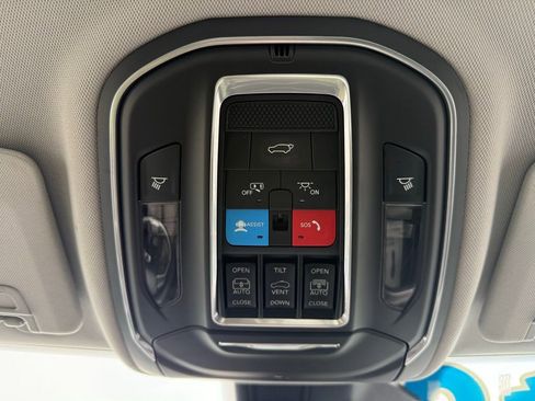 Used 2022 Jeep Grand Cherokee L Limited image 25