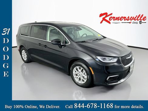 Used 2023 Chrysler Pacifica Touring-L FWD image 1