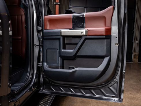 Used 2022 Ford F450 Platinum w/ FX4 Off-Road Package image 39