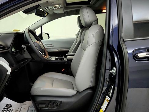 Used 2025 Toyota Sienna XLE image 26