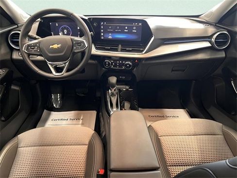 Used 2025 Chevrolet Trax LT w/ LT Convenience Package image 18