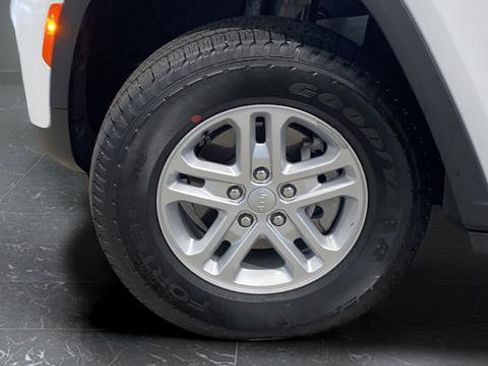 Used 2025 Jeep Grand Cherokee Laredo w/ Luxury Tech Group I AWD/4WD image 35