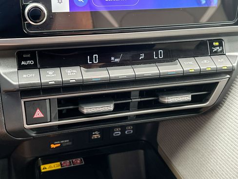 Used 2025 Toyota Camry SE w/ Convenience Package FWD image 17