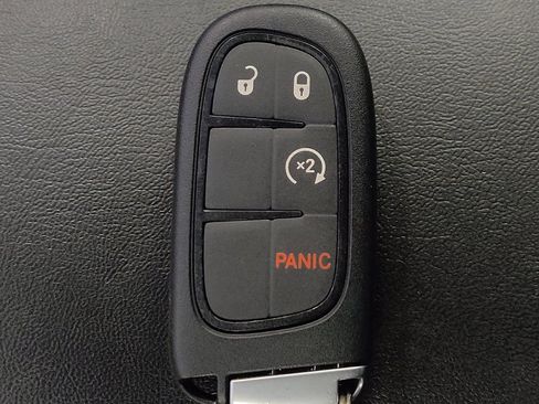 Used 2021 Jeep Cherokee Latitude Plus FWD image 32