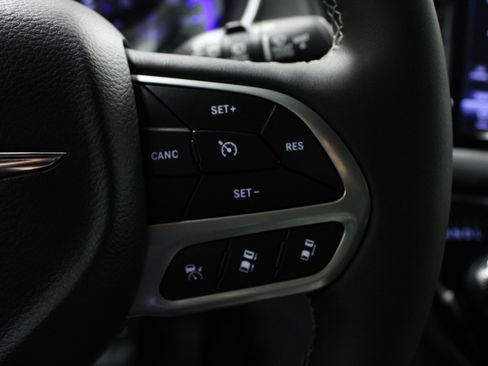 Used 2025 Chrysler Pacifica Select image 22