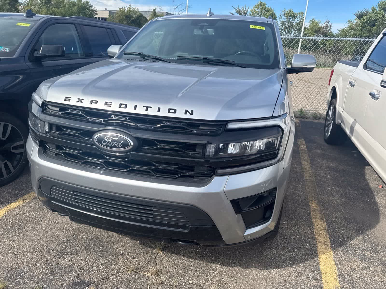 Used 2022 Ford Expedition Limited AWD/4WD image 3