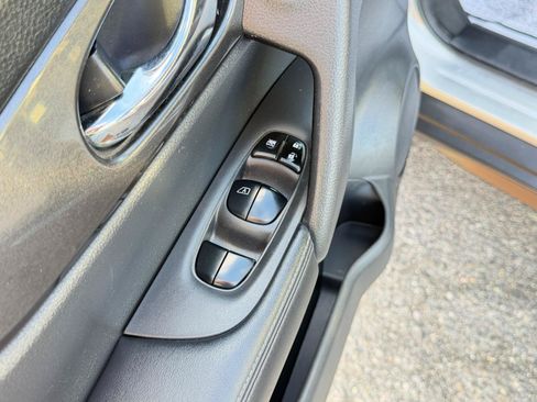 Used 2018 Nissan Rogue SV AWD/4WD image 16
