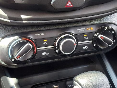 Used 2025 Kia Soul LX w/ LX Technology Package FWD image 15