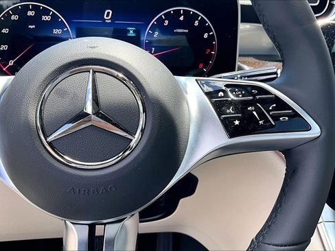 Used 2025 Mercedes-Benz GLC 300 4MATIC image 21