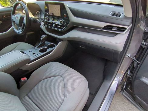 Used 2023 Toyota Highlander LE image 43