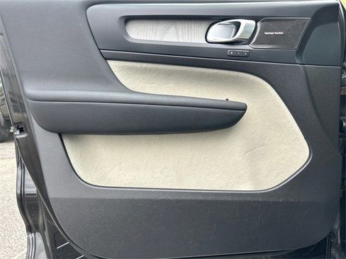 Used 2023 Volvo XC40 B4 Ultimate image 18