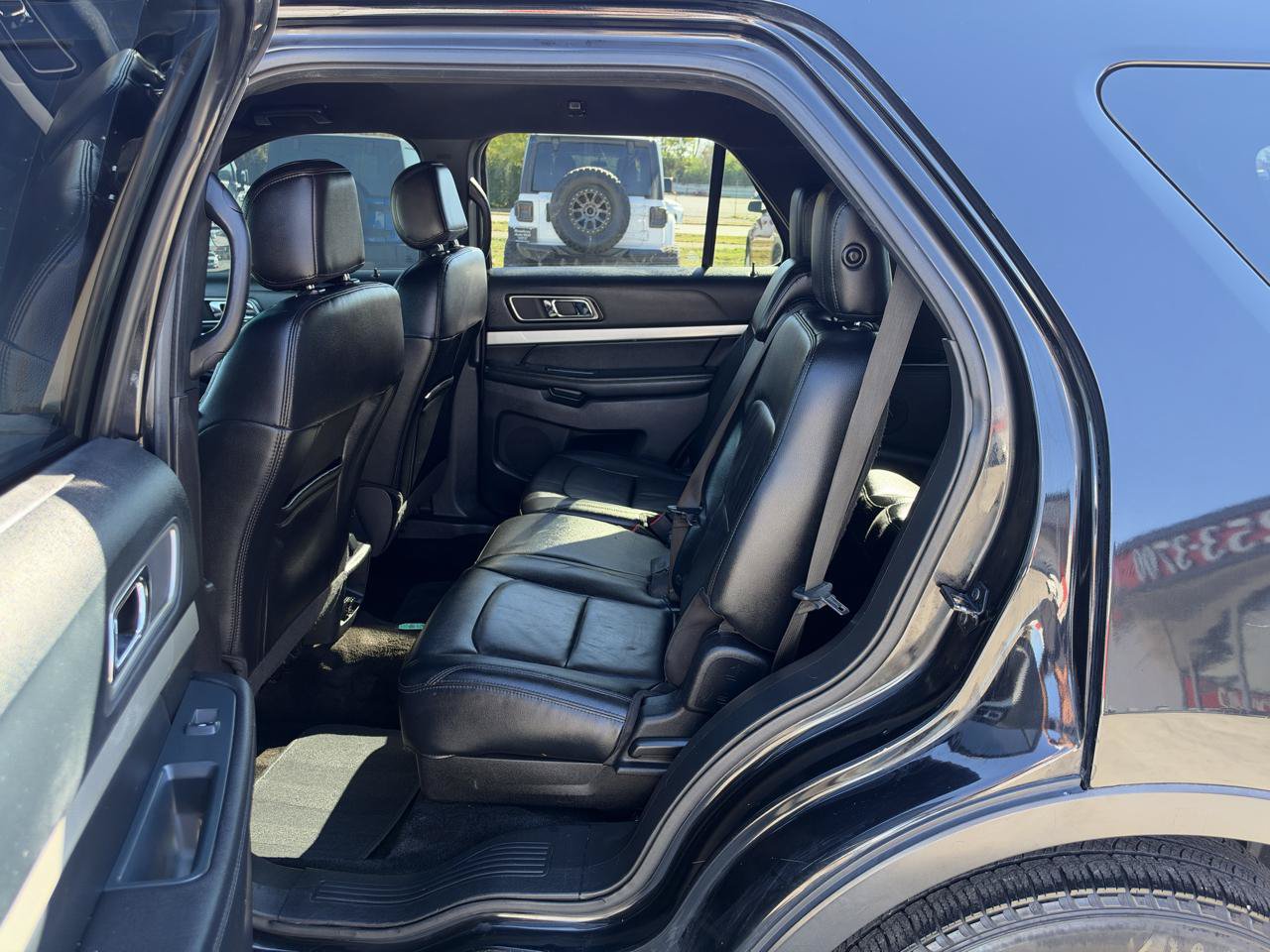 Used 2016 Ford Explorer XLT w/ Equipment Group 202A FWD image 10