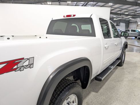 Used 2009 GMC Sierra 2500 SLT w/ SLT Convenience Package image 3