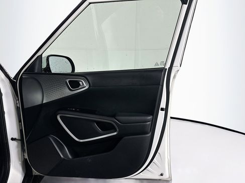 Used 2025 Kia Soul LX w/ LX Technology Package FWD image 30