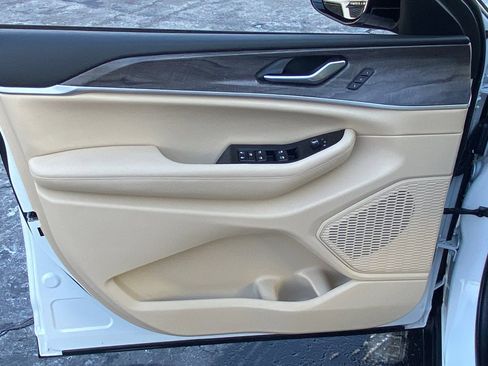 Certified 2023 Jeep Grand Cherokee Limited image 6