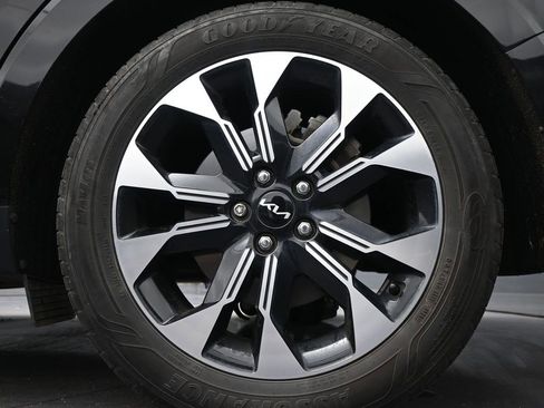 Used 2022 Kia Carnival EX image 9