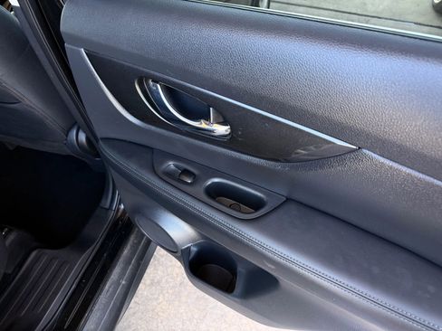 Used 2019 Nissan Rogue SV image 18