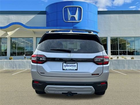 Used 2025 Honda Pilot TrailSport image 3