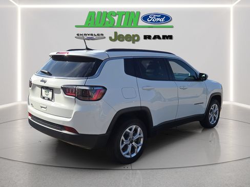 Used 2025 Jeep Compass Latitude w/ Sun & Sound Group AWD/4WD image 5