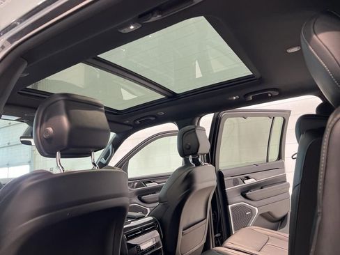 New 2024 Jeep Wagoneer 4WD w/ Premium Group I image 39