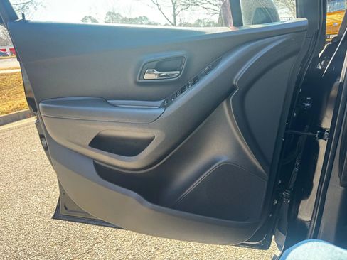 Used 2020 Chevrolet Trax LT w/ Redline Edition image 8