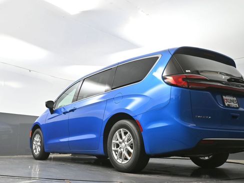 New 2027 Chrysler Pacifica Select FWD image 45