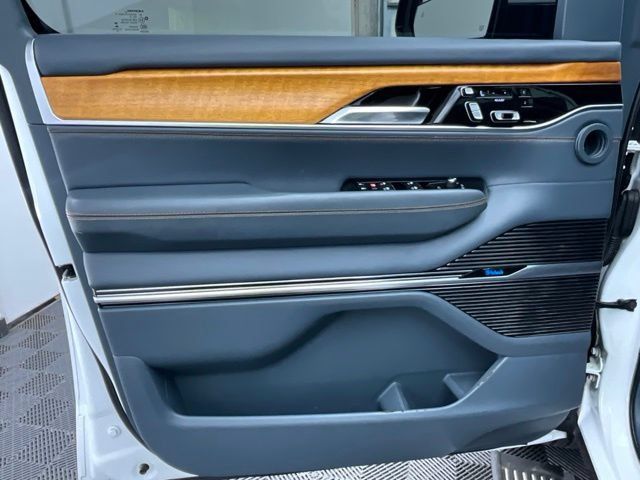 Used 2022 Jeep Grand Wagoneer Series II w/ Convenience Group III AWD/4WD image 19