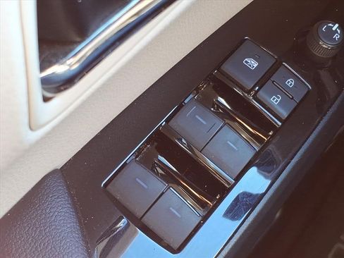 Used 2020 Toyota Prius XLE image 22