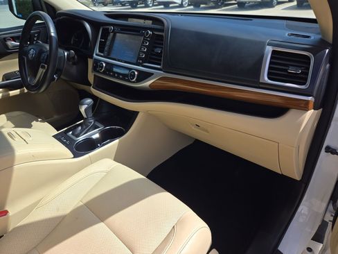 Used 2017 Toyota Highlander Limited FWD image 30