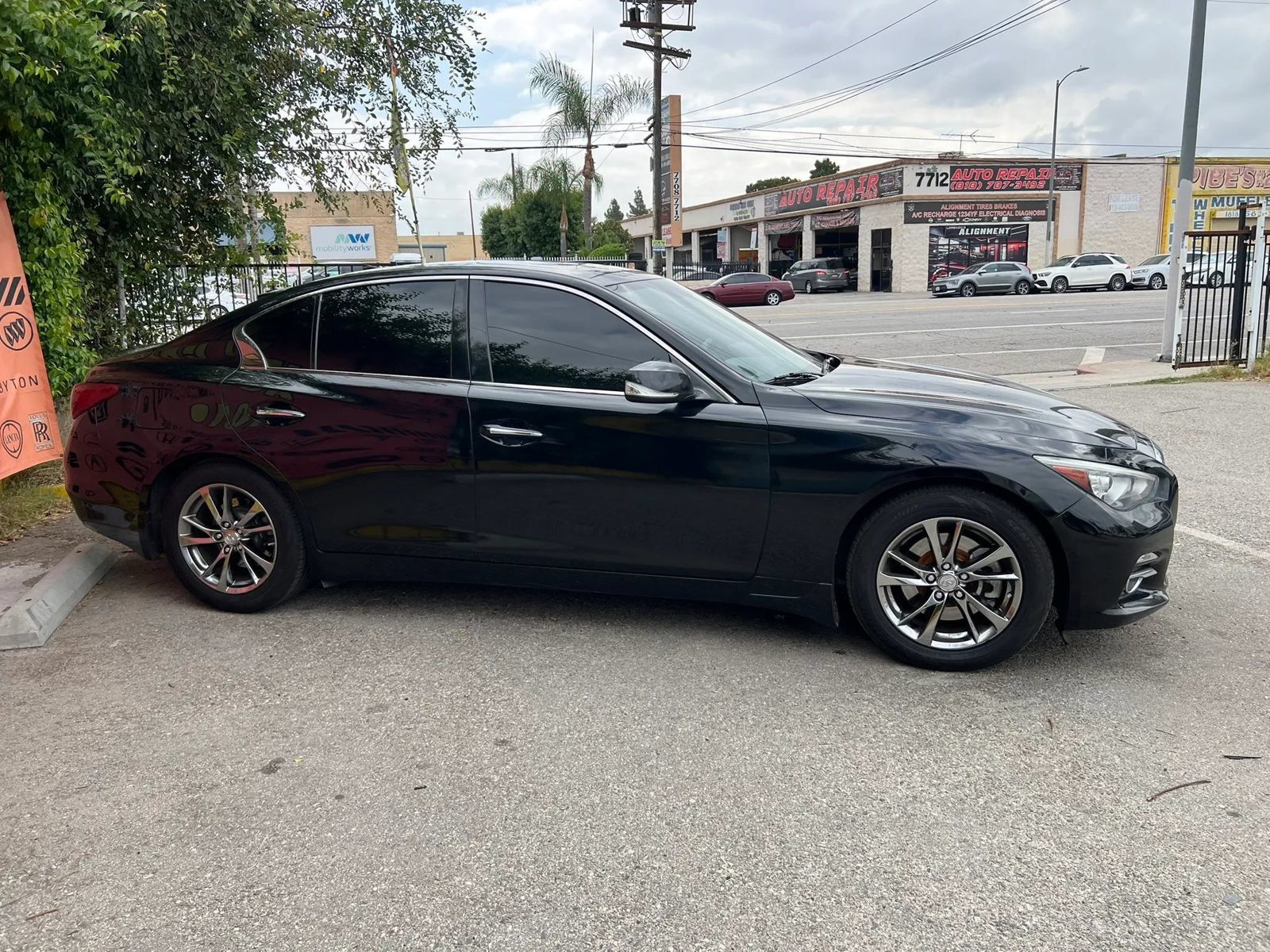 Used 2017 INFINITI Q50 Signature Edition w/ All Weather Package (L93) RWD image 4