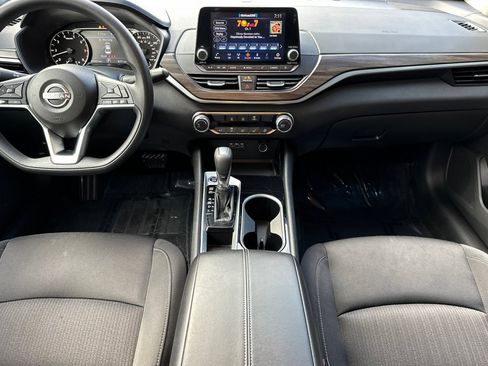 Used 2024 Nissan Altima 2.5 SV image 14