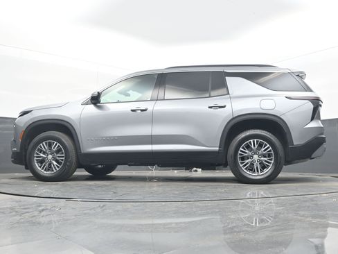 Used 2025 Chevrolet Traverse LT image 24