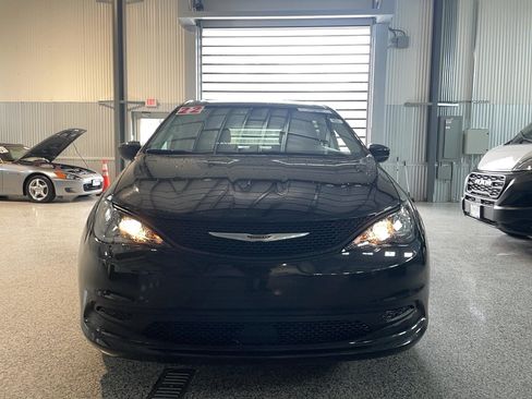 Used 2022 Chrysler Voyager LX FWD image 2