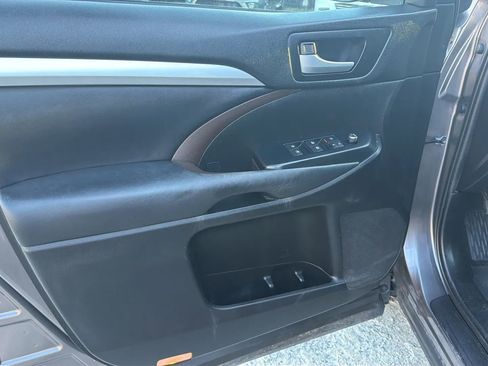 Used 2019 Toyota Highlander XLE image 18