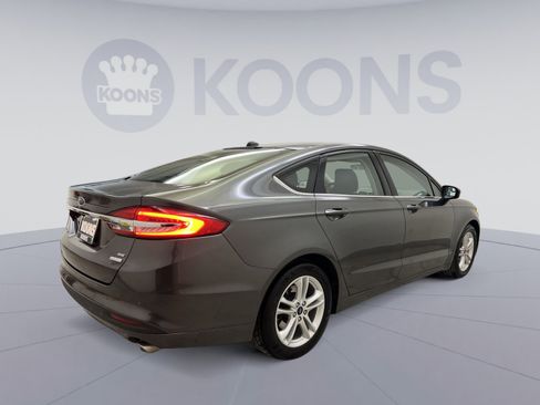Used 2018 Ford Fusion SE w/ Fusion SE Technology Package image 5