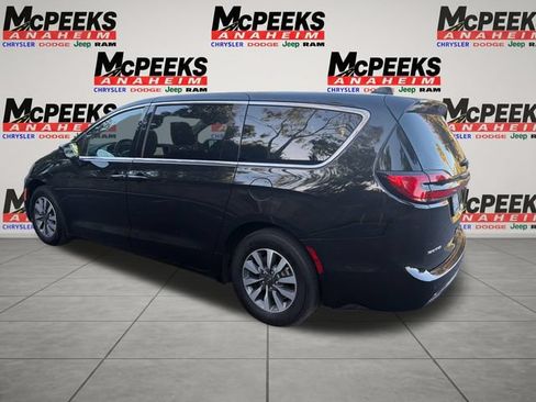 Used 2023 Chrysler Pacifica Touring-L FWD image 3