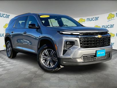 Used 2025 Chevrolet Traverse LT