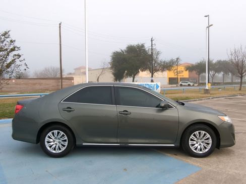 Used 2013 Toyota Camry LE image 2