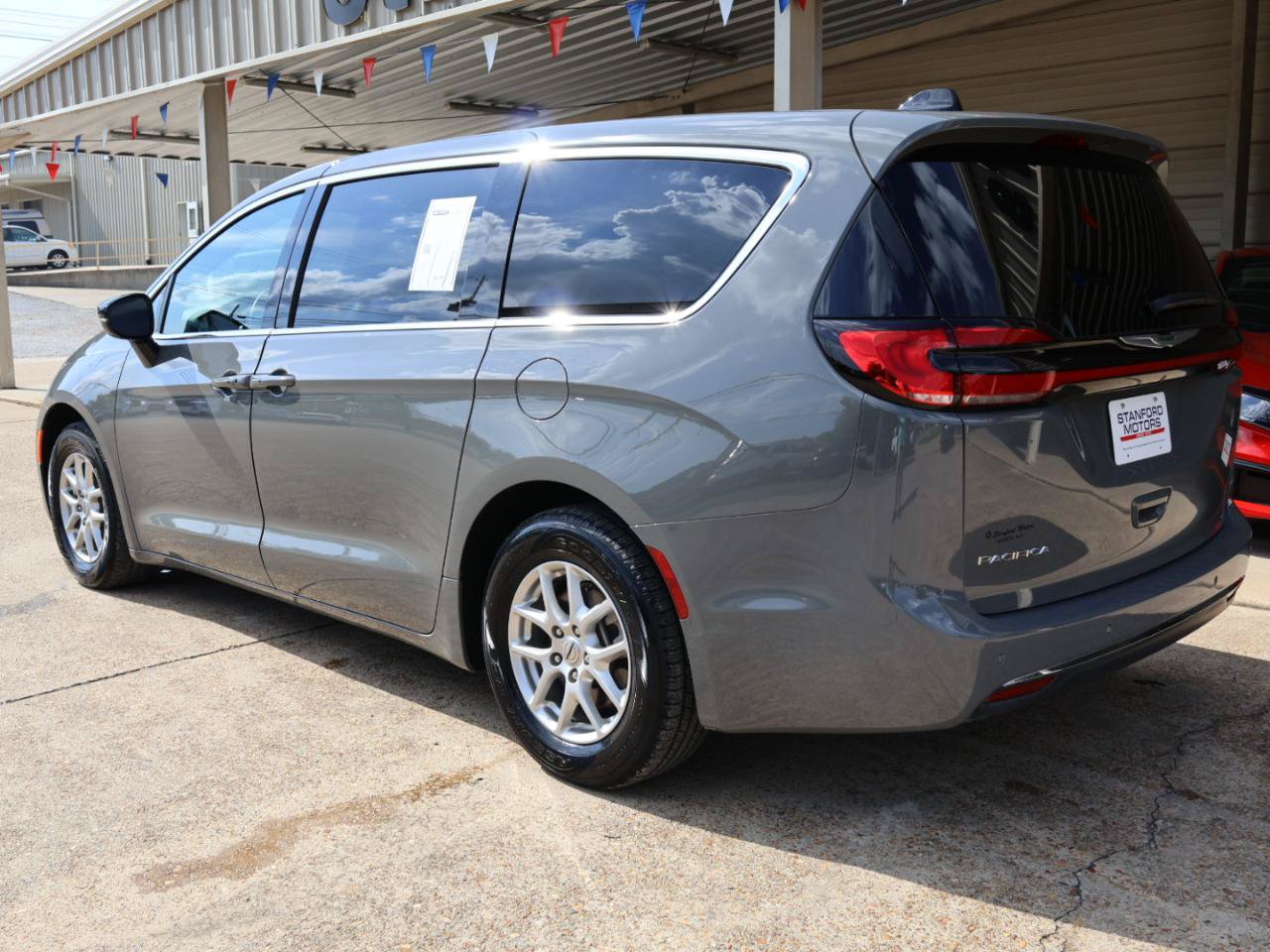 Used 2023 Chrysler Pacifica Touring-L FWD image 8