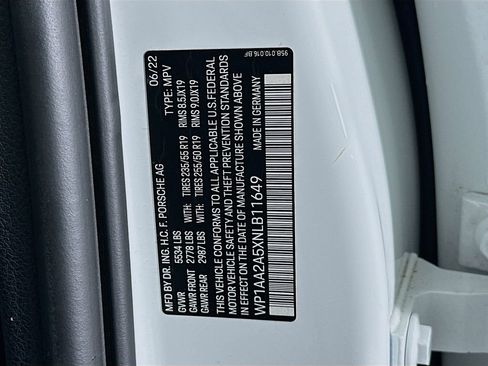 Certified 2022 Porsche Macan AWD/4WD image 36