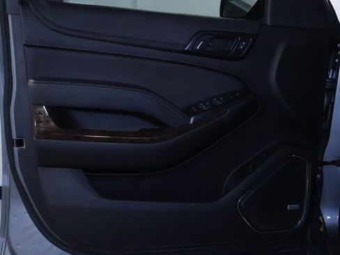 Used 2019 Chevrolet Suburban LT image 12