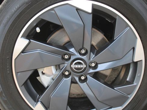 Used 2024 Nissan Rogue SV w/ SV Premium Package FWD image 18