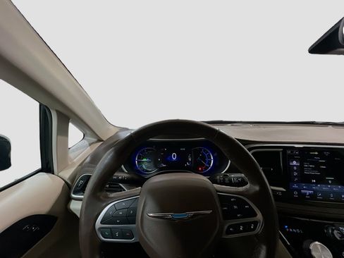 Used 2021 Chrysler Pacifica Touring-L image 7